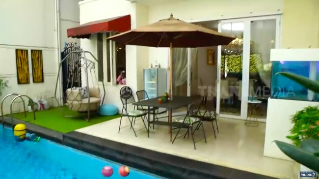 Kemewahan rumah Nadia kian lengkap dengan fasilitas kolam renang. (Foto: YouTube/Trans7 Official)