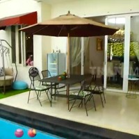 Kemewahan rumah Nadia kian lengkap dengan fasilitas kolam renang. (Foto: YouTube/Trans7 Official)