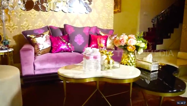 Senada dengan eksterior, interior di dalam rumah pun bergaya klasik dengan warna emas yang mendominasi. Namun, ada sentuhan warna vibrant yang meninggalkan kesan modern. (Foto: YouTube/Trans7 Official)
