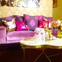 Senada dengan eksterior, interior di dalam rumah pun bergaya klasik dengan warna emas yang mendominasi. Namun, ada sentuhan warna vibrant yang meninggalkan kesan modern. (Foto: YouTube/Trans7 Official)