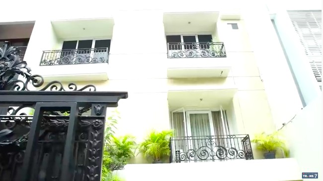 Nama Nadia Stefanie pernah dikenal sebagai pemain serial Saras 008 yang tayang pada awal 2000-an. Kini, ia fokus membangun bisnis yang telah membuahkan kesuksesan. Salah satu hasilnya adalah sebuah rumah mewah di kawasan Pondok Indah, Jakarta Selatan. (Foto: YouTube/Trans7 Official)