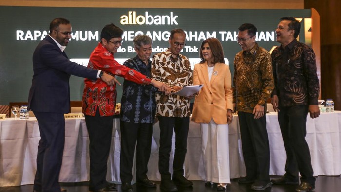 Direktur Utama Allo Bank Indra Utoyo berfoto usai Rapat Umum Pemegang Saham (RUPS) di Menara Bank Mega, Jakarta, Kamis (19/5/2022). RUPS tersebut membahas di antaranya pengangkatan Indra Utoyo sebagai direktur utama dan Aviliani sebagai komisaris utama PT Allo Bank Tbk. ANTARA FOTO/Asprilla Dwi Adha/tom.