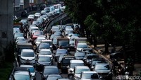 Kemacetan kembali terjadi seusai libur Idul Fitri, ditambah lagi pelonggaran aturan terkait COVID-19 dan wabah yang sudah relatif menurun kasusnya.