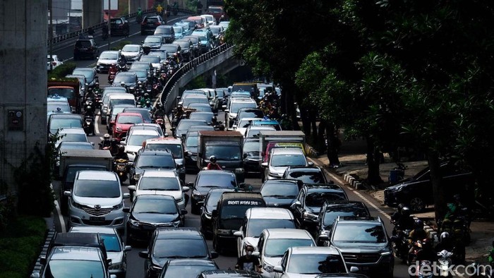 Jalanan di Jakarta kembali macet seiring dilonggarkannya aturan COVID-19 dan kasus yang relatif menurun. Begini penampakannya, Kamis (19/5/2022) pukul 12.30 WIB.