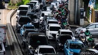 Kendaraan baik mobil maupun motor hanya bisa melaju pelan.