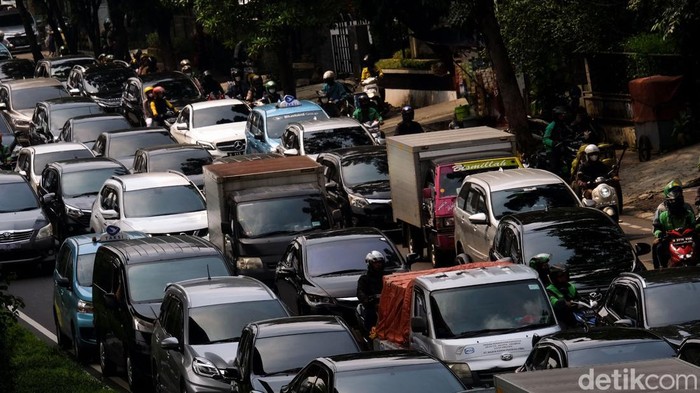 Jalanan di Jakarta kembali macet seiring dilonggarkannya aturan COVID-19 dan kasus yang relatif menurun. Begini penampakannya, Kamis (19/5/2022) pukul 12.30 WIB.