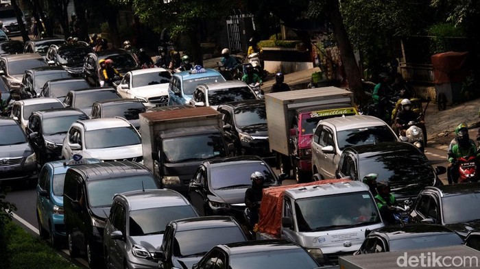 Sabar-sabar, Jalanan Jakarta Mulai Macet Lagi Jalanan di Jakarta kembali macet seiring dilonggarkannya aturan COVID-19 dan kasus yang relatif menurun. Begini penampakannya, Kamis (19/5/2022) pukul 12.30 WIB.