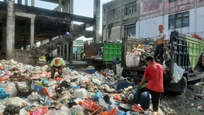 Tumpukan sampah di Pasar Cik Puan Pekanbaru. Foto Raja Adil Siregar/detikSumut