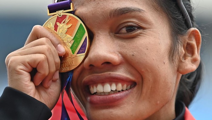 Pelari Indonesia Odekta Elvina Naibaho raih emas dari nomor lari maraton putri SEA Games Vietnam. Ia finis pertama dengan catatan waktu 2 jam 55 menit 27 detik.