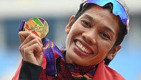 Pelari Indonesia Odekta Elvina Naibaho berpose dengan medalinya usai pengalungan medali nomor lari maraton putri SEA Games Vietnam 2021 di Stadion Nasional My Dinh, Hanoi, Vietnam, Kamis (19/5/2022).