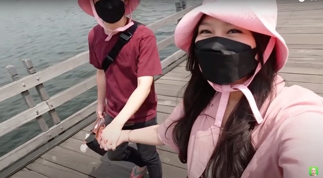 Bak pasangan baru yang sedang dimabuk asmara, Jess No Limit dan Sisca Kohl juga terlihat bergandengan tangan selama berjalan-jalan di Ancol. Jess bahkan tampak membawakan tas Sisca. Foto: YouTube/Jess No Limit