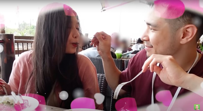 Sesampainya di Ancol, Jess dan Sisca tampak mengunjungi sebuah restoran. Makan bersama, keduanya kembali tampak memamerkan keromantisannya. Jess terlihat sesekali menyuapi Sisca, begitupun sebaliknya. Foto: YouTube/Jess No Limit