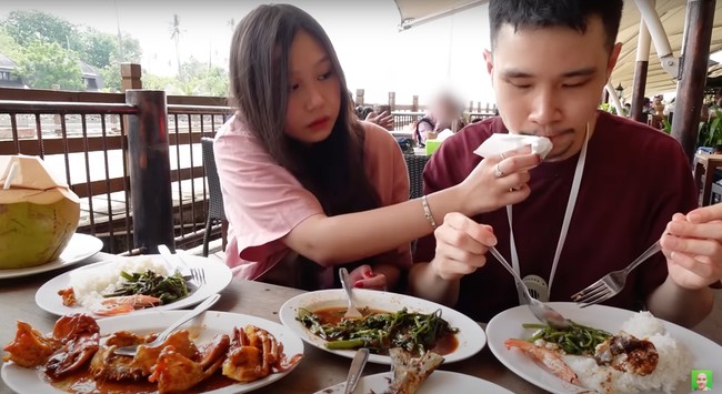 Dengan sigap dan penuh perhatian, Sisca tampak mengelap mulut Jess No Limit dengan tissue. Keromantisan keduanya pun bikin netizen ikut gemas dan baper. Tak sedikit yang menghujani video unggahan tersebut dengan beragam komentar. wah so sweet banget, Senyum2 sendiri nontonnya. Semoga langgeng selalu ya bang Jess dan Cici Sisca, komentar salah seorang netizen. Foto: YouTube/Jess No Limit