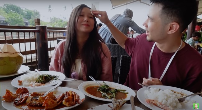 Nggak hanya dari Sica, perhatian pun tampak diberikan oleh Jess No Limit. Seperti dalam foto ini, Jess tampak mengelap keringat di wajah kekasihnya itu dengan penuh cinta. Foto: YouTube/Jess No Limit