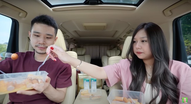 Sebagai pasangan baru, YouTuber Jess No Limit dan Sisca Kohl pun tampak memamerkan kemesraan mereka. Hal itu terlihat dalam unggahan video di akun Jess No Limit yang berjudul Bucin Sama Sisca Kohl. Bahkan video tersebut sampai menjadi trending nomor 1 di YouTube. Foto: YouTube/Jess No Limit