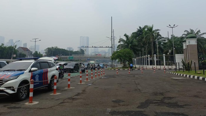 Situasi lalu lintas di depan DPR jelang demo massa, Kamis (19/5/2022).