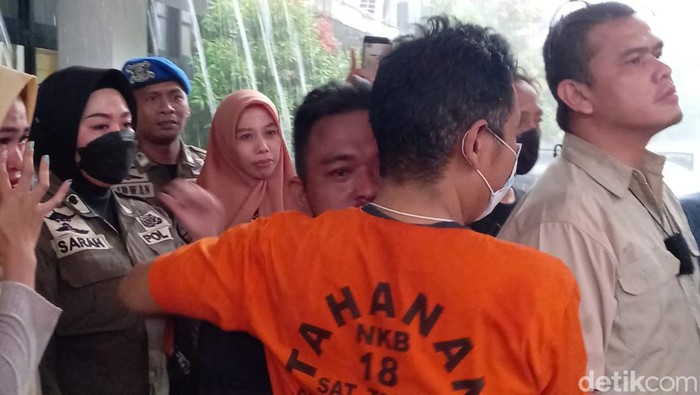 Suasana haru sempat mewarnai rekonstruksi pembunuhan pegawai Dishub Makassar Najamuddin yang diotaki Kasatpol PP Makassar Iqbal Asnan.