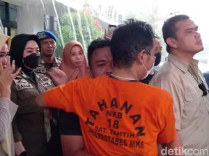 Rekonstruksi di Balai Kota Makassar, Anggota Satpol PP Nangis-Peluk Eks Kasat