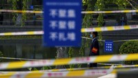 Semua ruang hijau yang di China dibarikade dengan pagar dan pita untuk mencegah warganya berkumpul.  