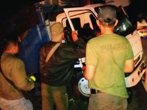 Polisi Hutan TN Baluran Amankan Truk Muat 33 Kayu Jati Gelondongan
