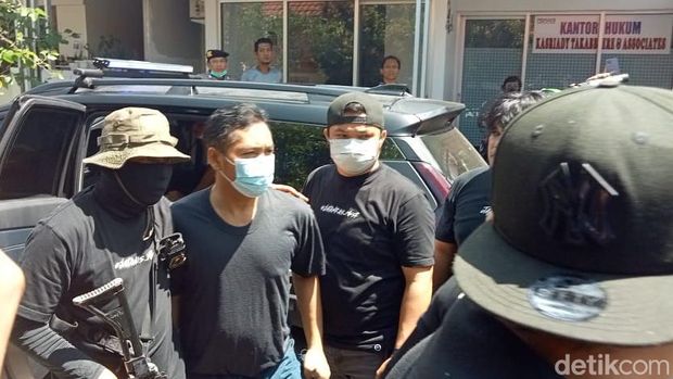 Tampang eks Kasatpol PP Makassar Iqbal Asnan saat rekonstruksi kasus pembunuhan pegawai Dishub Najamuddin Sewang (detikSulsel/Muh shak Agus)