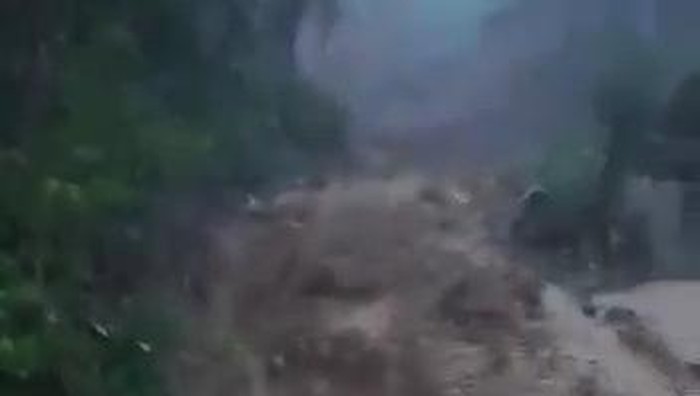 Tangkapan layar video banjir bandang di Kokap, Kulon Progo, DIY, Kamis (19/5/2022).
