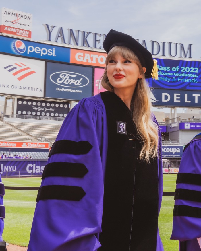 Taylor Swift menerima gelar doktor kehormatan
