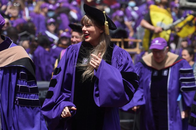 Taylor Swift pun menghadiri momen wisuda sekaligus pemberian gelar kehormatan untuknya itu di acara Wisuda Universitas New York 2022 yang digelar di Stadion Yankee, New York City, Amerika Serikat, Rabu (18/5/2022). Foto: REUTERS/Shannon Stapleton
