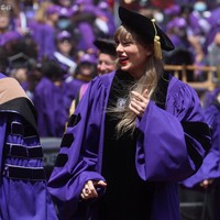 Taylor Swift pun menghadiri momen wisuda sekaligus pemberian gelar kehormatan untuknya itu di acara Wisuda Universitas New York 2022 yang digelar di Stadion Yankee, New York City, Amerika Serikat, Rabu (18/5/2022). Foto: REUTERS/Shannon Stapleton