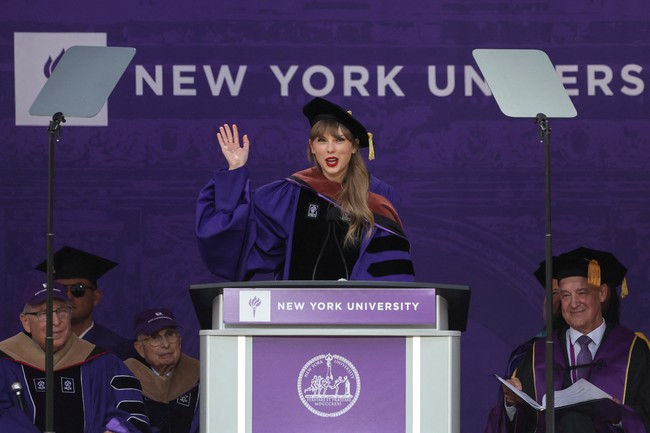 Taylor Swift juga berbagi saran untuk para wisudawan di Universitas New York. “Aku sama sekali tidak berkualitas untuk memberitahu kalian harus melakukan apa. Kalian sudah bekerja keras dan banyak berkorban untuk belajar dan meraih mimpi kalian hingga bisa sampai di sini. Tapi aku akan memberikan kalian sebuah kiat hidup ketika aku mulai membangun mimpiku sebagai karir. Jangan pernah merasa malu untuk mencoba. Kesukaran hanya sebuah mitos,” ucap mantan kekasih Taylor Lautner itu. Foto: REUTERS/Shannon Stapleton