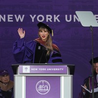 Taylor Swift juga berbagi saran untuk para wisudawan di Universitas New York. “Aku sama sekali tidak berkualitas untuk memberitahu kalian harus melakukan apa. Kalian sudah bekerja keras dan banyak berkorban untuk belajar dan meraih mimpi kalian hingga bisa sampai di sini. Tapi aku akan memberikan kalian sebuah kiat hidup ketika aku mulai membangun mimpiku sebagai karir. Jangan pernah merasa malu untuk mencoba. Kesukaran hanya sebuah mitos,” ucap mantan kekasih Taylor Lautner itu. Foto: REUTERS/Shannon Stapleton