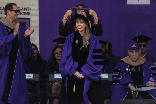 Dalam rilisnya pihak Universitas New York memberikan penjelasan soal alasan mereka memberikan gelar Doktor Kehormatan Seni Rupa untuk Taylor Swift. “Pemenang 11 piala Grammy, Nona Swift salah satu selebriti paling ikonik di generasinya. Dia satu-satunya penyanyi wanita dalam sejarah yang memenangkan penghargaan tertinggi, Album of the Year dari Grammy Award sebanyak tiga kali,” tulis NYU seraya menyertakan berbagai penghargaan lain yang pernah diterima Swift. Foto: REUTERS/Shannon Stapleton
