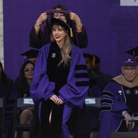 Dalam rilisnya pihak Universitas New York memberikan penjelasan soal alasan mereka memberikan gelar Doktor Kehormatan Seni Rupa untuk Taylor Swift. “Pemenang 11 piala Grammy, Nona Swift salah satu selebriti paling ikonik di generasinya. Dia satu-satunya penyanyi wanita dalam sejarah yang memenangkan penghargaan tertinggi, Album of the Year dari Grammy Award sebanyak tiga kali,” tulis NYU seraya menyertakan berbagai penghargaan lain yang pernah diterima Swift. Foto: REUTERS/Shannon Stapleton