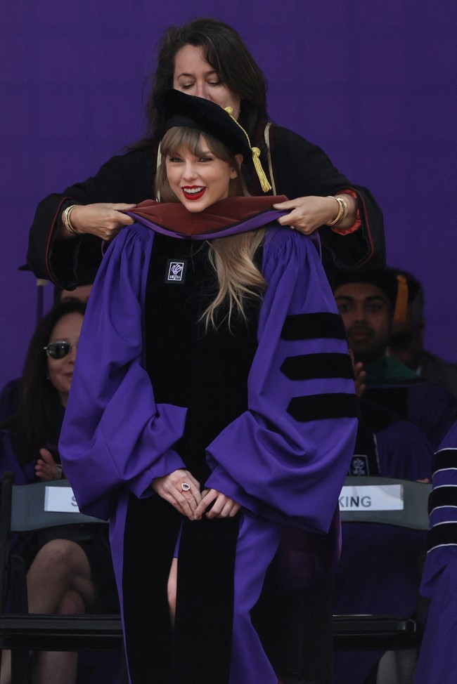 Taylor Swift mendapat gelar kehormatan atau honoris causa dari Universitas New York. Gelar Doktor Kehormatan Seni Rupa diberikan untuk Taylor. Foto: REUTERS/Shannon Stapleton