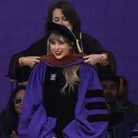 Taylor Swift mendapat gelar kehormatan atau honoris causa dari Universitas New York. Gelar Doktor Kehormatan Seni Rupa diberikan untuk Taylor. Foto: REUTERS/Shannon Stapleton