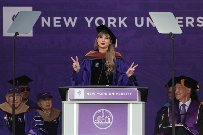 Pelantun All To Weel itu didapuk naik ke atas panggung wisuda untuk memberikan pidato setelah menerima gelar Doktor Kehormatan Seni Rupa. Taylor Swift memulai pidatonya dengan melontarkan candaan. “Aku 90% yakin alasan utama aku bisa ada di sini karena aku memiliki lagu berjudul 22,” katanya. Foto: REUTERS/Shannon Stapleton
