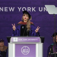 Pelantun All To Weel itu didapuk naik ke atas panggung wisuda untuk memberikan pidato setelah menerima gelar Doktor Kehormatan Seni Rupa. Taylor Swift memulai pidatonya dengan melontarkan candaan. “Aku 90% yakin alasan utama aku bisa ada di sini karena aku memiliki lagu berjudul 22,” katanya. Foto: REUTERS/Shannon Stapleton