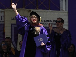 8 Momen Taylor Swift Raih Gelar Doktor Tanpa Kuliah dari Universitas New York