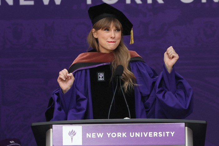 Penyanyi Taylor Swift melakukan pidato setelah menerima gelar Doktor Kehormatan dalam Seni Rupa selama upacara wisuda Universitas New York (NYU) di Yankee Stadium di wilayah Bronx, New York City, New York, Amerika Serikat, Rabu (18/5/2022). REUTERS/Shannon Stapleton