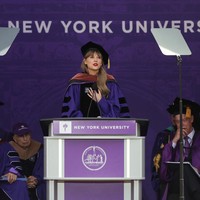 Taylor Swift kemudian melanjutkan dalam pidatonya bahwa dia tidak pernah menempuh pendidikan kuliah formal. “Aku belajar di sekolah publik sampai kelas 10 dan menyelesaikan pendidikanku dengan home schooling. Aku sekolah sambil duduk di lantai bandara,” ujarnya lagi. Foto: REUTERS/Shannon Stapleton