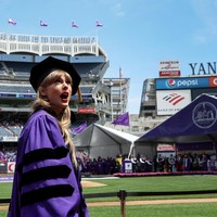 Taylor Swift hadir memakai seragam wisuda sama seperti wisudawan dan wisudawati lainnya di Universitas New York. Dia mengenakan baju wisuda ungu dan hitam khas Universitas New York dan toga di kepalanya.  Foto: REUTERS/Shannon Stapleton