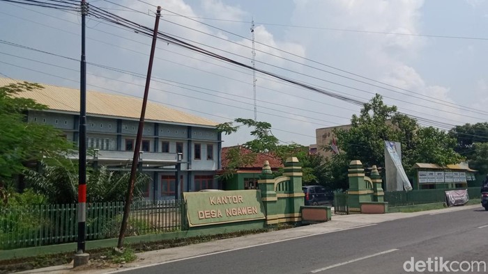 Tiang telepon yang semula bengkok di depan Balai Desa Ngawen Klaten kini diganti baru, Kamis (19/5/2022)