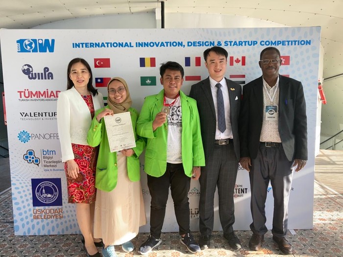Tim mahasiswa UIN Walisongo Semarang meraih medali emas di kompetisi startup internasional 2022.