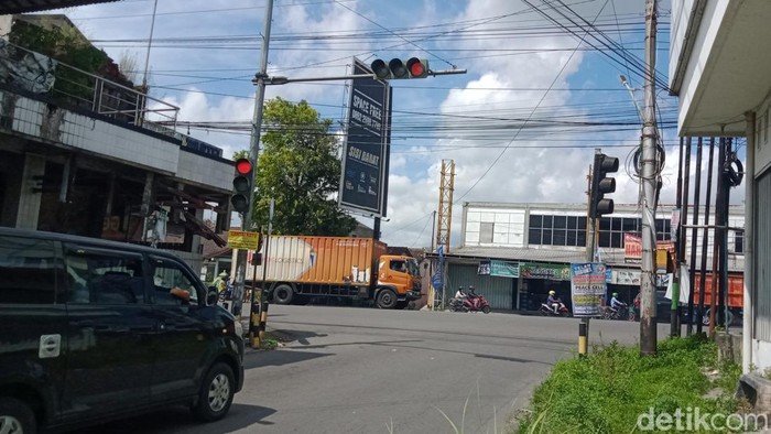 Traffic light di Simpang Jalan Jogja-Solo, Bendogantungan rusak dan menoleh ke samping (mlengos), Kamis (19/5/2022).