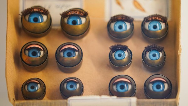 Penampakan sebuah kotak sampel mata boneka yang dipamerkan di Museum Industri Mainan Jerman. 