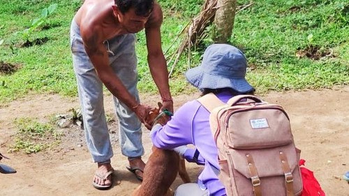 Vaksinasi Darurat di areal rumah korban balita suspek rabies di Desa Banyubiru, Kecamatan Negara, Jembrana Bali, Rabu (18/5/2021)