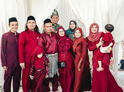 Viral pengantin diiringi menggunakan truk terbuka.