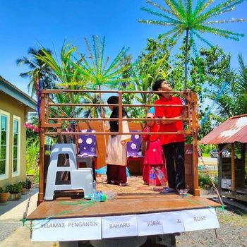 Viral pengantin diiringi menggunakan truk terbuka.