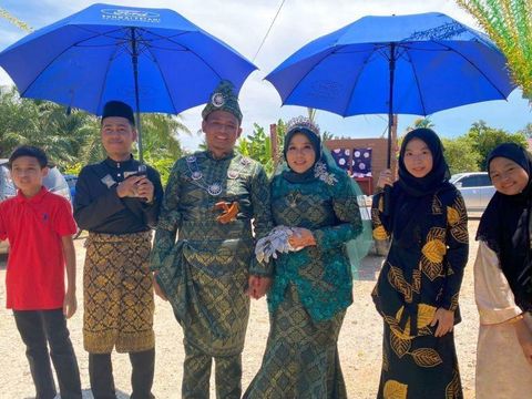 Viral pengantin diiringi menggunakan truk terbuka.