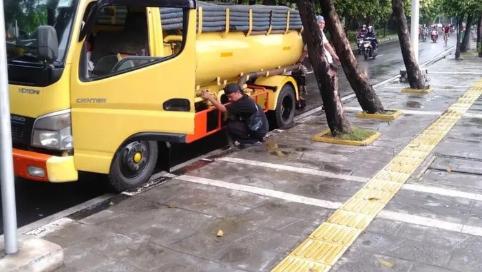Viral truk tinja buang limbah (instagram: dinaslhdki)